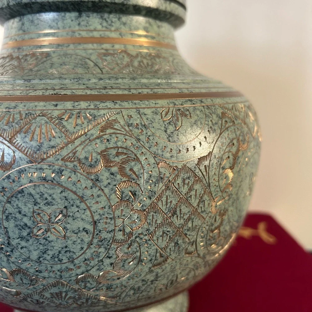 Vintage Timeless Oriental Engraved Brass Jar with Lid - Picture 5 of 7